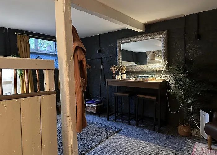 Charming Two-Bedroom Apartment, One Drake Road, Tavistock