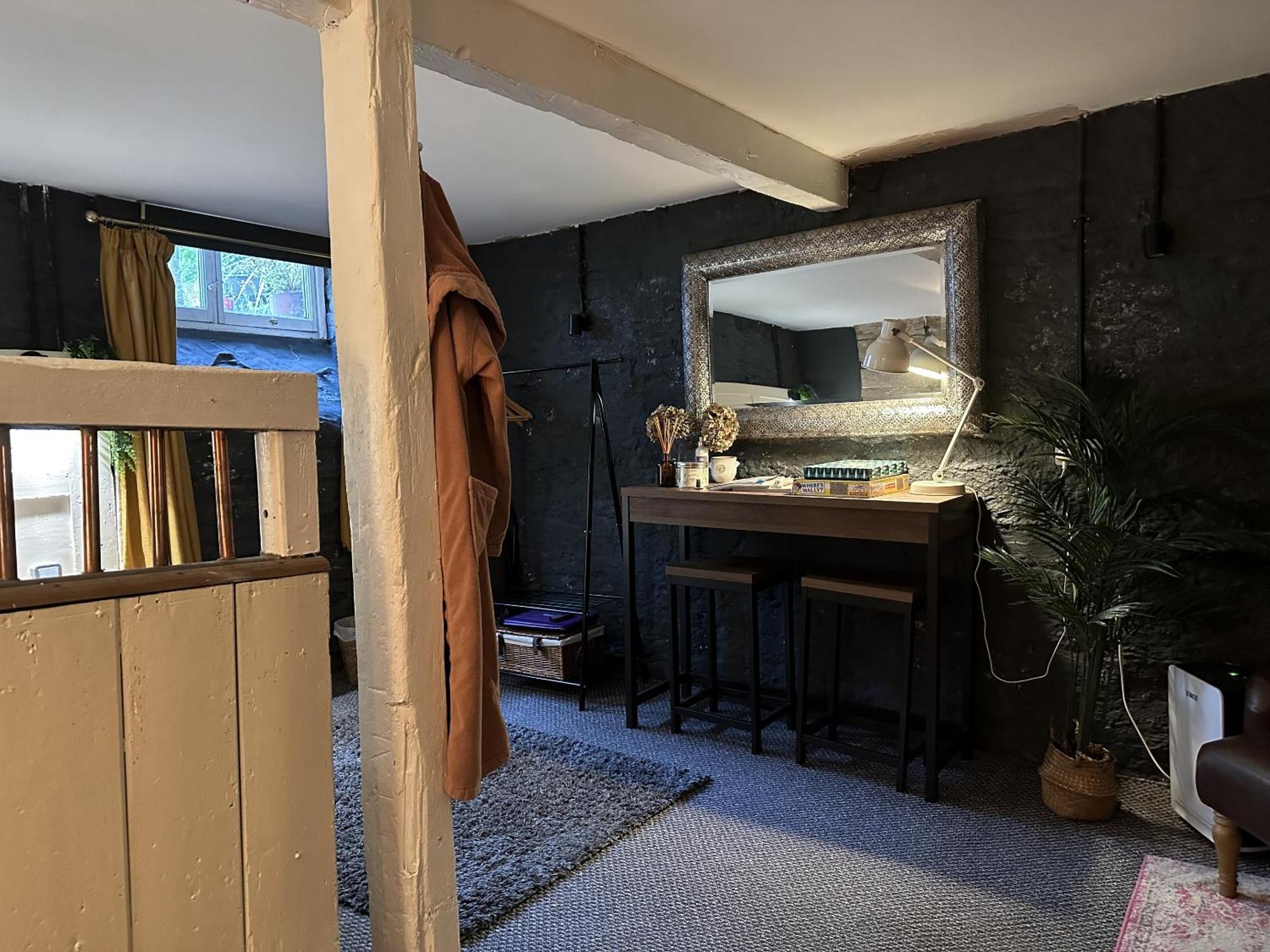 Charming Two-bedroom Apartment, One Drake Road, Tavistock Apartment *