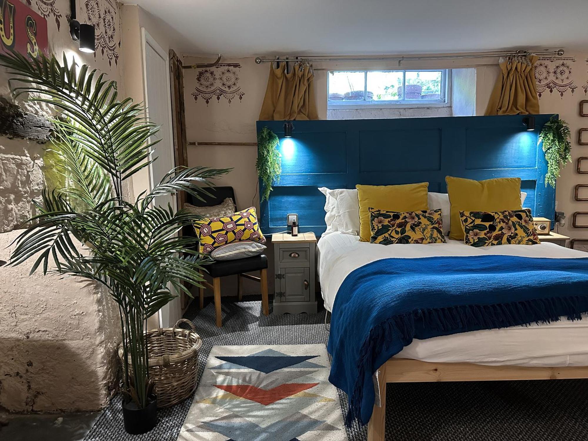 Charming Two-bedroom Apartment, One Drake Road, Tavistock Apartment *