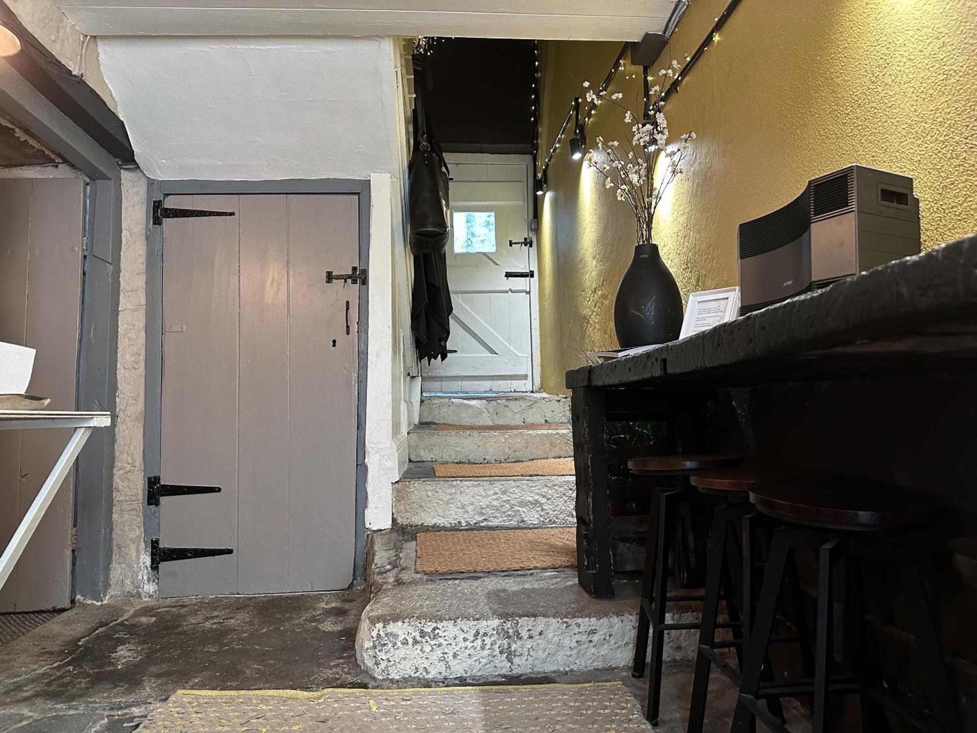 Charming Two-bedroom Apartment, One Drake Road, Tavistock Apartment *